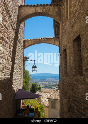 Assisi, Italien. Blick auf die Straßen der Altstadt, die zum UNESCO-Weltkulturerbe Stockfoto