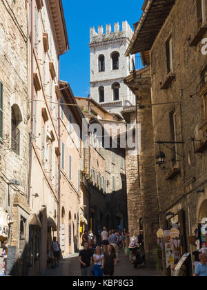 Assisi, Italien. Blick auf die Straßen der Altstadt, die zum UNESCO-Weltkulturerbe Stockfoto