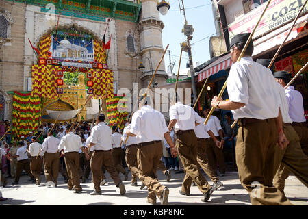 Ajmer, Indien. 30 Sep, 2017. Hinduistische Gruppe Rashtriya Swayamsevak Sangh (RSS), wie sie marschieren hinter dem Schrein der Sufi Heiligen Khwaja Moinuddin Chishti anlässlich von Vijay Dashmi in Ajmer. Credit: shaukat Ahmed/Pacific Press/Alamy leben Nachrichten Stockfoto