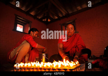 Kathmandu, Nepal. 30 Sep, 2017. Nepalesische Devotee, Butterlampen infornt Bramayani Tempel während der Zehnten Dashain Durga Puja Festival im Bramayani Tempel, Bhaktapur, Nepal am 30. September 2017. Dashain ist die am meisten auspicious und größten gefeiert Festival in Nepal, die die uralten Traditionen und die Hingabe der Nepalesischen in Richtung Göttin Durga. Credit: Narayan Maharjan/Pacific Press/Alamy leben Nachrichten Stockfoto