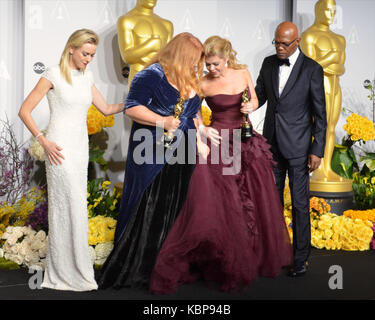 Naomi Watts, Adruitha Lee, Robin Mathews und Samuel L. Jackson posiert im Pressesaal während der 86. Jährlichen Academy Awards im Loews Hollywood Hotel am 2. März 2014 in Hollywood, Kalifornien. Stockfoto
