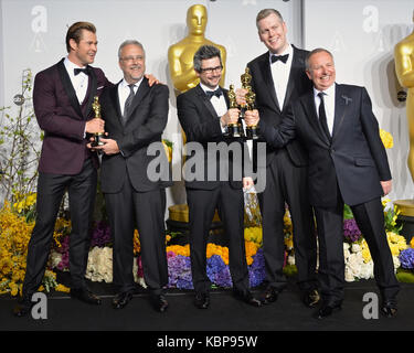 Schauspieler Chris Hemsworth, Klangmixer Skip Lievsay, NIV Adiri, Christopher Benstead und Chris Munro posiert im Presseraum während der 86. Annual Academy Awards im Loews Hollywood Hotel am 2. März 2014 in Hollywood, Kalifornien. Stockfoto