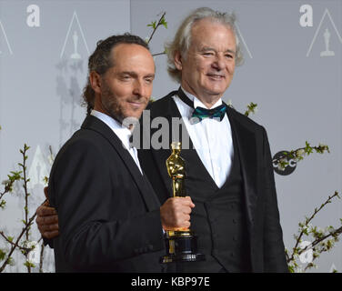 Der Kameramann Emmanuel Lubezki und der Schauspieler Bill Murray posiert im Presseraum während der 86. Jährlichen Academy Awards im Loews Hollywood Hotel am 2. März 2014 in Hollywood, Kalifornien. Stockfoto