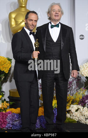 Der Kameramann Emmanuel Lubezki und der Schauspieler Bill Murray posiert im Presseraum während der 86. Jährlichen Academy Awards im Loews Hollywood Hotel am 2. März 2014 in Hollywood, Kalifornien. Stockfoto