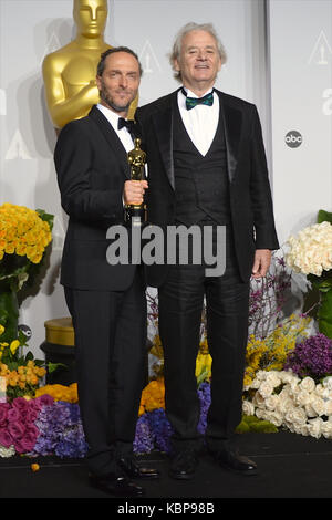 Der Kameramann Emmanuel Lubezki und der Schauspieler Bill Murray posiert im Presseraum während der 86. Jährlichen Academy Awards im Loews Hollywood Hotel am 2. März 2014 in Hollywood, Kalifornien. Stockfoto