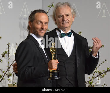 Der Kameramann Emmanuel Lubezki und der Schauspieler Bill Murray posiert im Presseraum während der 86. Jährlichen Academy Awards im Loews Hollywood Hotel am 2. März 2014 in Hollywood, Kalifornien. Stockfoto