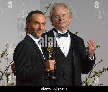 Der Kameramann Emmanuel Lubezki und der Schauspieler Bill Murray posiert im Presseraum während der 86. Jährlichen Academy Awards im Loews Hollywood Hotel am 2. März 2014 in Hollywood, Kalifornien. Stockfoto