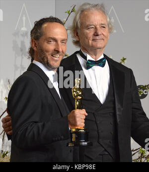 Der Kameramann Emmanuel Lubezki und der Schauspieler Bill Murray posiert im Presseraum während der 86. Jährlichen Academy Awards im Loews Hollywood Hotel am 2. März 2014 in Hollywood, Kalifornien. Stockfoto