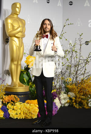 Schauspieler Jared Leto posiert im Pressestaal während der 86. Jährlichen Academy Awards im Loews Hollywood Hotel am 2. März 2014 in Hollywood, Kalifornien. Stockfoto