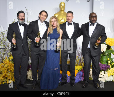 (L-R) Produzenten Anthony Katagas, Jeremy Kleiner, Dede Gardner, Brad Pitt (R) und Regisseur Steve McQueen (2 n L), Gewinner der besten Bild für '12 Jahre ein Sklave", stellt in der Presse während der 86. jährlichen Academy Awards im Loews Hotel Hollywood am 2. März in Hollywood, Kalifornien 2014. Stockfoto