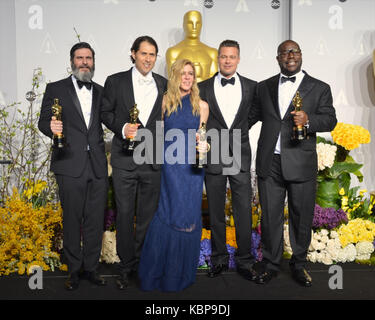 (L-R) Produzenten Anthony Katagas, Jeremy Kleiner, Dede Gardner, Brad Pitt (R) und Regisseur Steve McQueen (2 n L), Gewinner der besten Bild für '12 Jahre ein Sklave", stellt in der Presse während der 86. jährlichen Academy Awards im Loews Hotel Hollywood am 2. März in Hollywood, Kalifornien 2014. Stockfoto