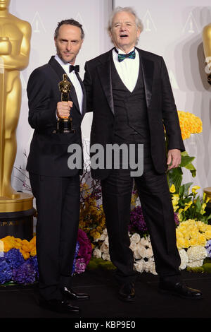 Der Kameramann Emmanuel Lubezki und der Schauspieler Bill Murray posiert im Presseraum während der 86. Jährlichen Academy Awards im Loews Hollywood Hotel am 2. März 2014 in Hollywood, Kalifornien. Stockfoto