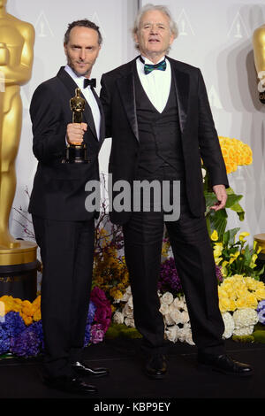 Der Kameramann Emmanuel Lubezki und der Schauspieler Bill Murray posiert im Presseraum während der 86. Jährlichen Academy Awards im Loews Hollywood Hotel am 2. März 2014 in Hollywood, Kalifornien. Stockfoto