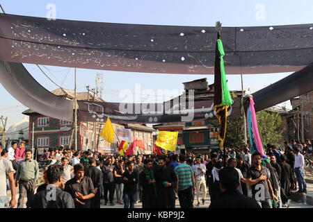 Srinagar, Indien. 30 Sep, 2017. Die muharram Prozession wurde in der alten Stadt Srinagar durchgeführt. Eine grosse Prozession wurde von der schiitischen Trauernde aus Shamaswari Bereich von Srinagar, die endete um Baba pora Bereichen Habba" Kadal durchgeführt. Die trauernden das Tragen schwarzer Kleidung oder Abzeichen waren das Rezitieren von "Nawah'. Credit: Faisal Bhat/Pacific Press/Alamy leben Nachrichten Stockfoto