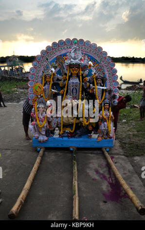 Kolkata, Indien. 30 Sep, 2017. Hinduistische Gläubige feiern den letzten Tag der Durga Puja. Hindu Anhänger tauchen Sie ein Idol der Göttin Durga in den Ganges River auf in Kolkata Stadtrand. Credit: Sandip Saha/Pacific Press/Alamy leben Nachrichten