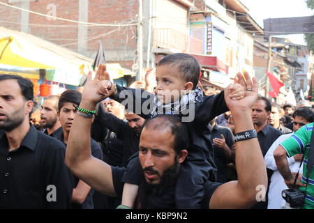 Srinagar, Indien. 30 Sep, 2017. Die muharram Prozession wurde in der alten Stadt Srinagar durchgeführt. Eine grosse Prozession wurde von der schiitischen Trauernde aus Shamaswari Bereich von Srinagar, die endete um Baba pora Bereichen Habba" Kadal durchgeführt. Die trauernden das Tragen schwarzer Kleidung oder Abzeichen waren das Rezitieren von "Nawah'. Credit: Faisal Bhat/Pacific Press/Alamy leben Nachrichten Stockfoto