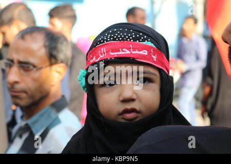 Srinagar, Indien. 30 Sep, 2017. Die muharram Prozession wurde in der alten Stadt Srinagar durchgeführt. Eine grosse Prozession wurde von der schiitischen Trauernde aus Shamaswari Bereich von Srinagar, die endete um Baba pora Bereichen Habba" Kadal durchgeführt. Die trauernden das Tragen schwarzer Kleidung oder Abzeichen waren das Rezitieren von "Nawah'. Credit: Faisal Bhat/Pacific Press/Alamy leben Nachrichten Stockfoto