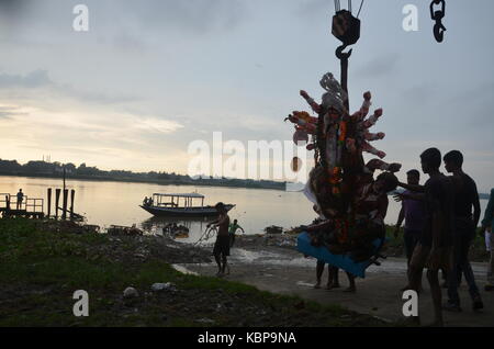 Kolkata, Indien. 30 Sep, 2017. Hinduistische Gläubige feiern den letzten Tag der Durga Puja. Hindu Anhänger tauchen Sie ein Idol der Göttin Durga in den Ganges River auf in Kolkata Stadtrand. Credit: Sandip Saha/Pacific Press/Alamy leben Nachrichten Stockfoto