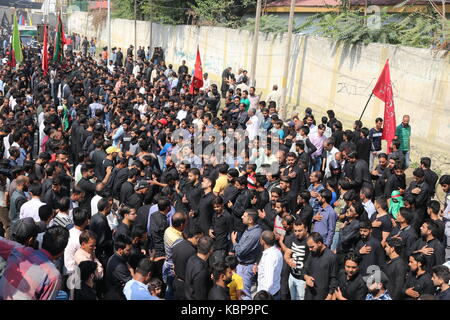 Srinagar, Indien. 30 Sep, 2017. Die muharram Prozession wurde in der alten Stadt Srinagar durchgeführt. Eine grosse Prozession wurde von der schiitischen Trauernde aus Shamaswari Bereich von Srinagar, die endete um Baba pora Bereichen Habba" Kadal durchgeführt. Die trauernden das Tragen schwarzer Kleidung oder Abzeichen waren das Rezitieren von "Nawah'. Credit: Faisal Bhat/Pacific Press/Alamy leben Nachrichten Stockfoto