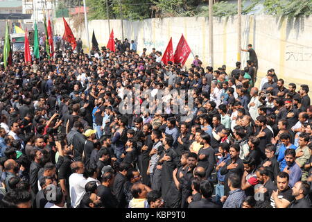 Srinagar, Indien. 30 Sep, 2017. Die muharram Prozession wurde in der alten Stadt Srinagar durchgeführt. Eine grosse Prozession wurde von der schiitischen Trauernde aus Shamaswari Bereich von Srinagar, die endete um Baba pora Bereichen Habba" Kadal durchgeführt. Die trauernden das Tragen schwarzer Kleidung oder Abzeichen waren das Rezitieren von "Nawah'. Credit: Faisal Bhat/Pacific Press/Alamy leben Nachrichten Stockfoto