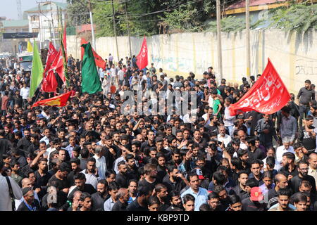 Srinagar, Indien. 30 Sep, 2017. Die muharram Prozession wurde in der alten Stadt Srinagar durchgeführt. Eine grosse Prozession wurde von der schiitischen Trauernde aus Shamaswari Bereich von Srinagar, die endete um Baba pora Bereichen Habba" Kadal durchgeführt. Die trauernden das Tragen schwarzer Kleidung oder Abzeichen waren das Rezitieren von "Nawah'. Credit: Faisal Bhat/Pacific Press/Alamy leben Nachrichten Stockfoto