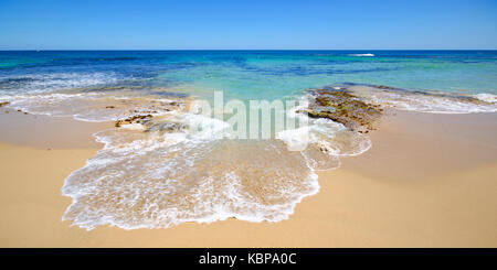 Das klare und geschützte Wasser von Penguin Island ist ideal zum Schwimmen, Bootfahren, Angeln und Schnorcheln. Shoalwater Islands Marine Park Stockfoto