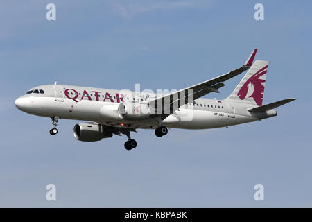 Qatar Airways A320 A7-LAD landet am Flughafen London Gatwick Stockfoto