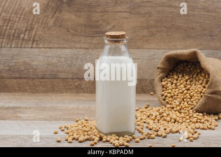 Flasche Soja Milch und Soja auf hölzernen Tisch Stockfoto