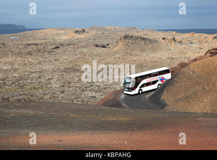 Tour bus colcanic Landschaft Parque Nacional de Timanfaya, National Park, Lanzarote, Kanarische Inseln, Spanien Stockfoto