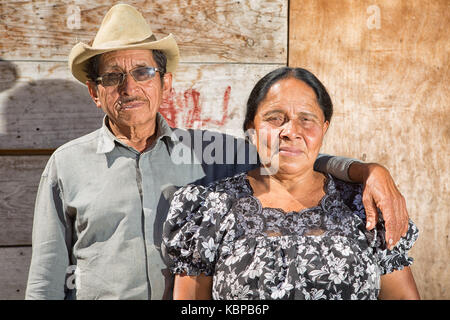 Februar 4, 2015 San Pedro La Laguna, Guatemala: Porträt einer Maya Mann und Frau in der kleinen indigenen Stadt Stockfoto