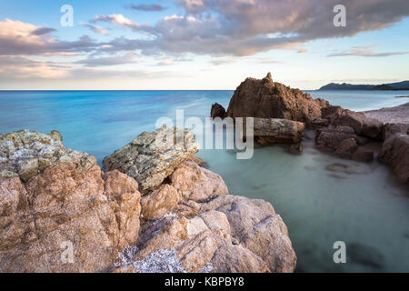 Felsen am Santa Giusta strand, in der Nähe der berühmten Scoglio di Peppino, Costa Rei, Villasimius, Sarrabus-Gerrei, Sardinien, Italien, Europa. Stockfoto