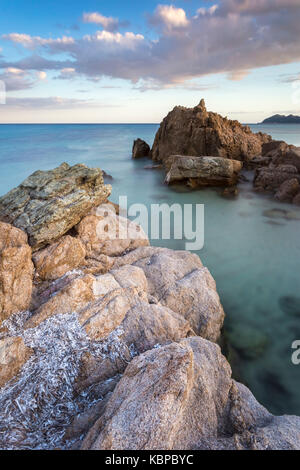 Felsen am Santa Giusta strand, in der Nähe der berühmten Scoglio di Peppino, Costa Rei, Villasimius, Sarrabus-Gerrei, Sardinien, Italien, Europa. Stockfoto