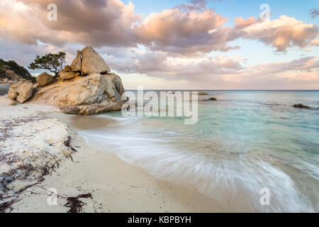 Felsen am Santa Giusta strand, in der Nähe der berühmten Scoglio di Peppino, Costa Rei, Villasimius, Sarrabus-Gerrei, Sardinien, Italien, Europa. Stockfoto