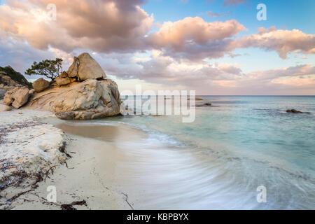 Felsen am Santa Giusta strand, in der Nähe der berühmten Scoglio di Peppino, Costa Rei, Villasimius, Sarrabus-Gerrei, Sardinien, Italien, Europa. Stockfoto