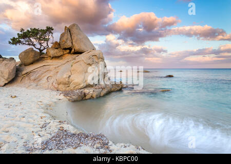 Felsen am Santa Giusta strand, in der Nähe der berühmten Scoglio di Peppino, Costa Rei, Villasimius, Sarrabus-Gerrei, Sardinien, Italien, Europa. Stockfoto