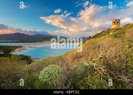 Blick auf den Strand von Porto Giunco und die notteri Teich bei Sonnenuntergang von den alten Turm von Capo Carbonara, Villasimius, Cagliari, Sardinien, Italien, Europa. Stockfoto