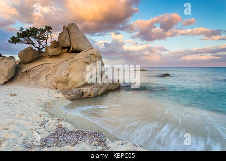 Felsen am Santa Giusta strand, in der Nähe der berühmten Scoglio di Peppino, Costa Rei, Villasimius, Sarrabus-Gerrei, Sardinien, Italien, Europa. Stockfoto