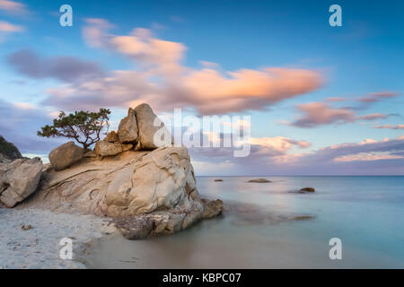 Felsen am Santa Giusta strand, in der Nähe der berühmten Scoglio di Peppino, Costa Rei, Villasimius, Sarrabus-Gerrei, Sardinien, Italien, Europa. Stockfoto