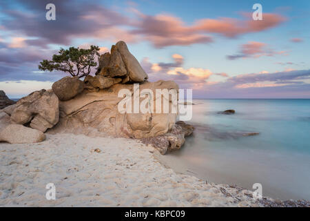 Felsen am Santa Giusta strand, in der Nähe der berühmten Scoglio di Peppino, Costa Rei, Villasimius, Sarrabus-Gerrei, Sardinien, Italien, Europa. Stockfoto