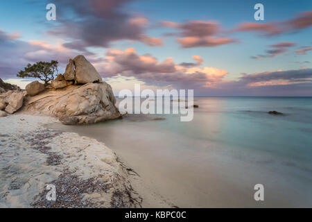 Felsen am Santa Giusta strand, in der Nähe der berühmten Scoglio di Peppino, Costa Rei, Villasimius, Sarrabus-Gerrei, Sardinien, Italien, Europa. Stockfoto