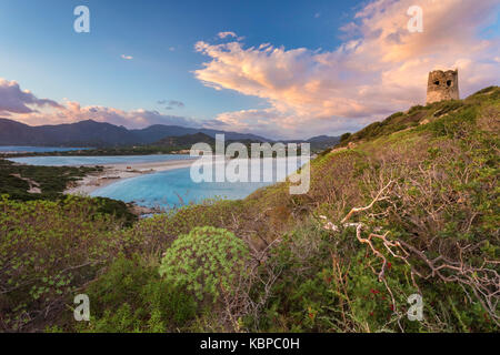 Blick auf den Strand von Porto Giunco und die notteri Teich bei Sonnenuntergang von den alten Turm von Capo Carbonara, Villasimius, Cagliari, Sardinien, Italien, Europa. Stockfoto