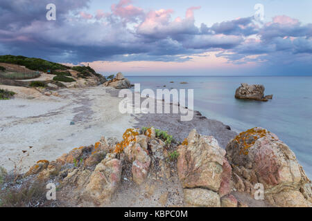 Felsen am Santa Giusta strand, in der Nähe der berühmten Scoglio di Peppino, Costa Rei, Villasimius, Sarrabus-Gerrei, Sardinien, Italien, Europa. Stockfoto