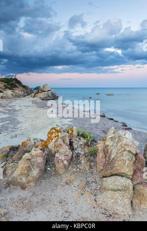 Felsen am Santa Giusta strand, in der Nähe der berühmten Scoglio di Peppino, Costa Rei, Villasimius, Sarrabus-Gerrei, Sardinien, Italien, Europa. Stockfoto