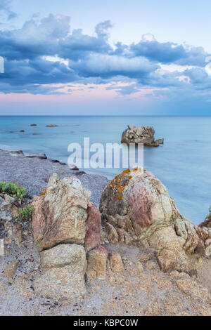 Felsen am Santa Giusta strand, in der Nähe der berühmten Scoglio di Peppino, Costa Rei, Villasimius, Sarrabus-Gerrei, Sardinien, Italien, Europa. Stockfoto