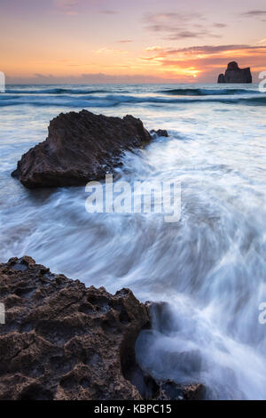 Sonnenuntergang am Strand von Masua, vor dem Pan di Zucchero Reef. - Masua, Sulcis Iglesiente, Iglesias, Sardinien, Italien. Stockfoto