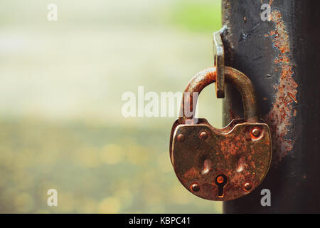 Bügeleisen lock hängen auf der Eisenzaun Stockfoto