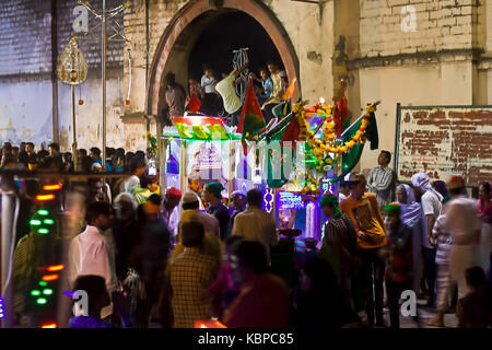 JUNAGADH, Gujarat/Indien, 30. September 2017 - Die tazia Prozession während der Trauer Prozession des Moharram, Junagadh, Gujarat, Indien gesehen. Stockfoto