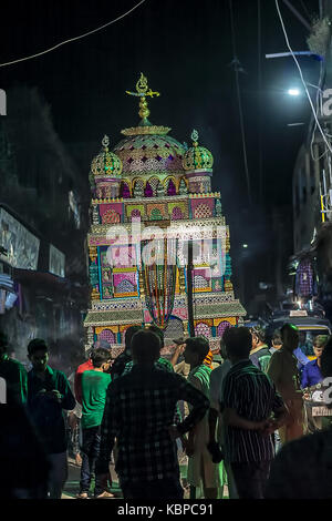 JUNAGADH, Gujarat/Indien, 30. September 2017 - Die tazia Prozession während der Trauer Prozession des Moharram, Junagadh, Gujarat, Indien gesehen. Stockfoto