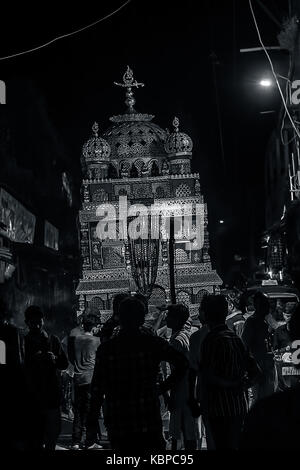 JUNAGADH, Gujarat/Indien, 30. September 2017 - Die tazia Prozession während der Trauer Prozession des Moharram, Junagadh, Gujarat, Indien gesehen. Stockfoto