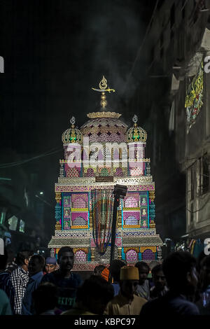JUNAGADH, Gujarat/Indien, 30. September 2017 - Die tazia Prozession während der Trauer Prozession des Moharram, Junagadh, Gujarat, Indien gesehen. Stockfoto